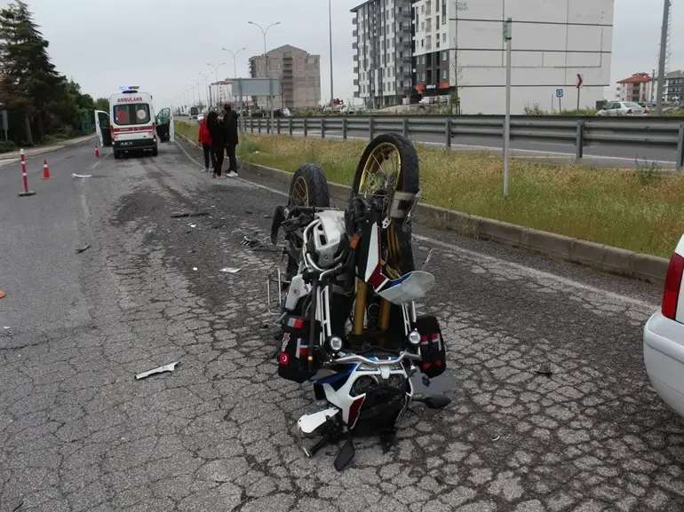 Kullandığı otomobil, eşinin mesai arkadaşının motosikletiyle çarpıştı: 1'i ağır, 2 yaralı