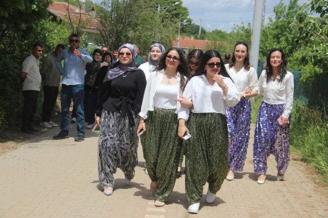 80 Yıllık Gelenek “Aşıklar Sokağı”Nda Gençler Eş Adayı İçin Gün Boyu Yürüdü (2)