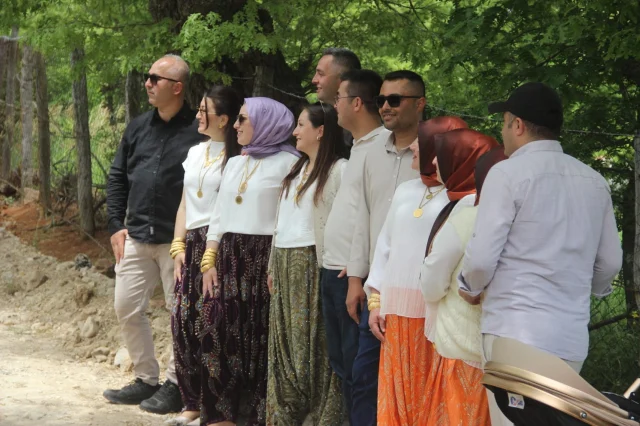 80 Yıllık Gelenek “Aşıklar Sokağı”Nda Gençler Eş Adayı İçin Gün Boyu Yürüdü (3)