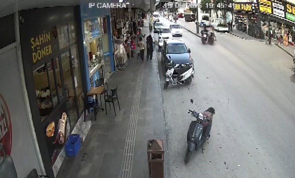 Antalya’da Feci Motosiklet Kazası 3 Kişi Yaralandı (1)-1