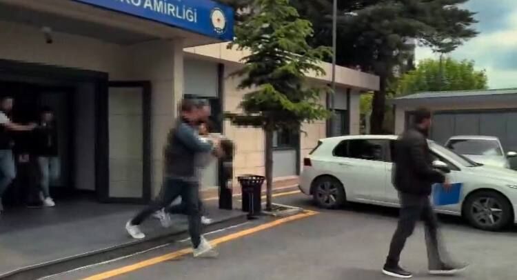 Apartman Girişine Silahlı Saldırı; 3 Şüpheli Tutuklandı (1)