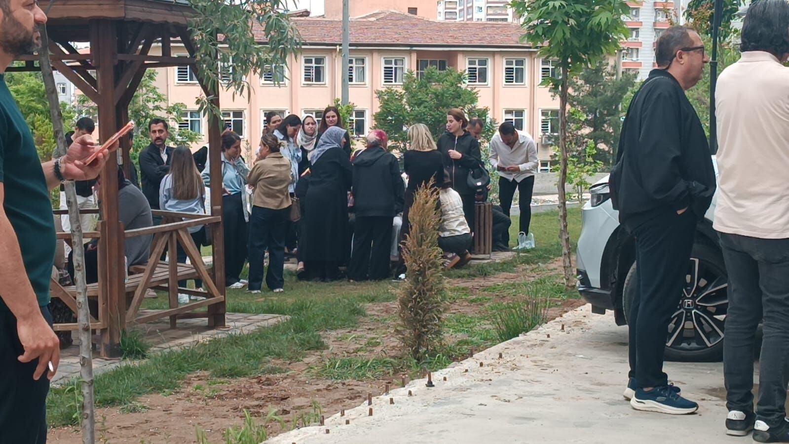 Asansörde Mahsur Kalanları Kurtarmak Isterken Boşluğa Düşüp Öldü (1)