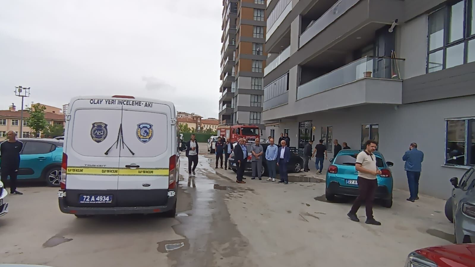Asansörde Mahsur Kalanları Kurtarmak Isterken Boşluğa Düşüp Öldü (3)