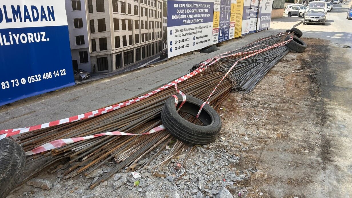İnşaat demiri otobüsün altını delerek içeri girdi; yolcu yaralandı