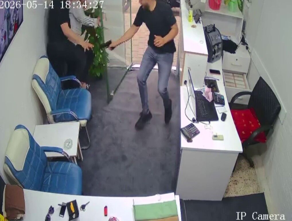 Silahla döviz bürosunu basan husumetlisine karşı boğuşarak hayatta kalmayı başardı-1