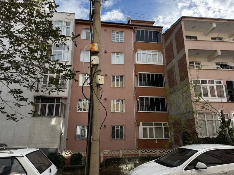 Balkondan Düşen 17 Yaşındaki Genç Kız Hayatını Kaybetti (1)