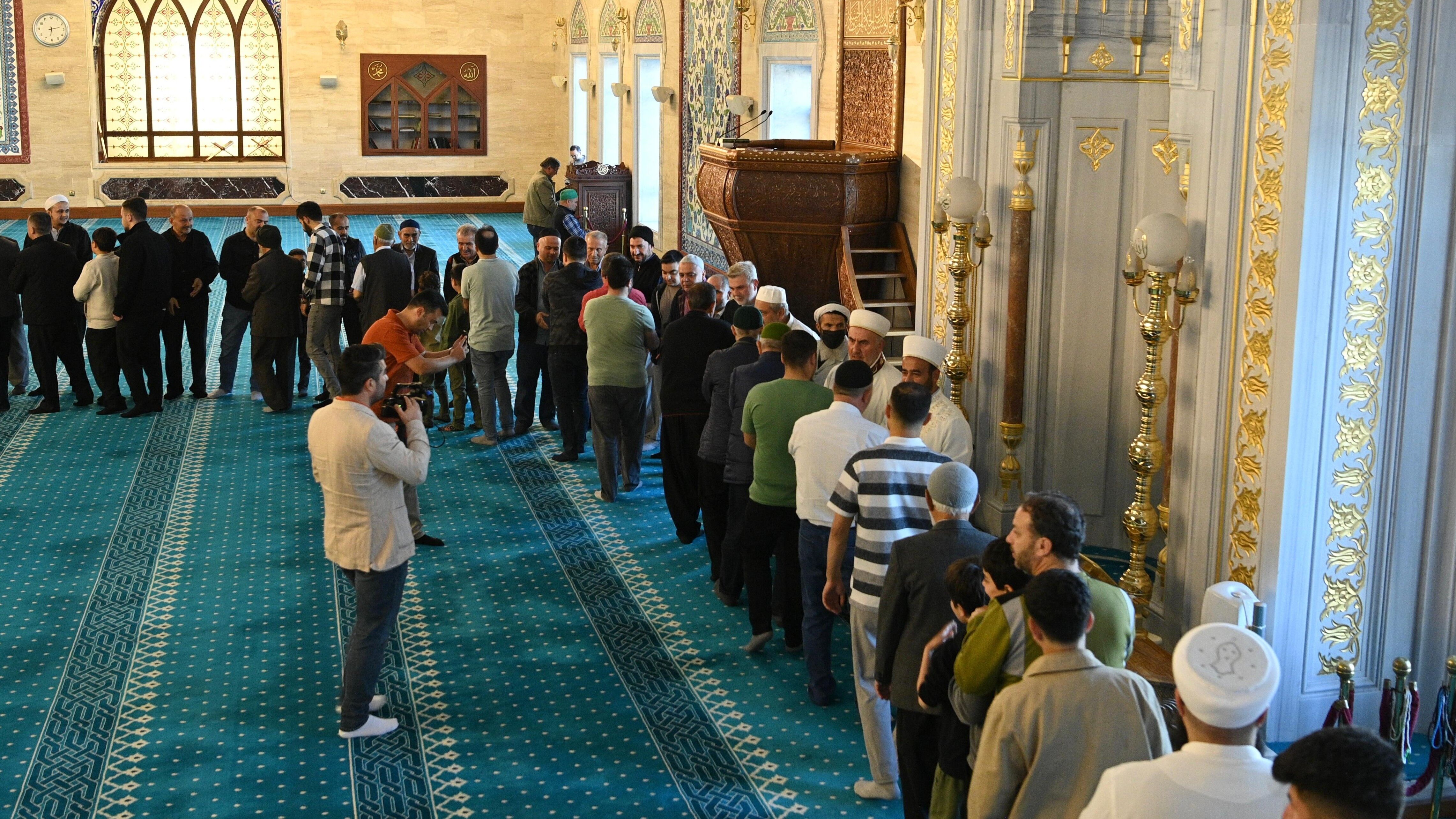 Başkan Görgel Abdülhamid Han Camii’nde Vatandaşlarla Bayramlaştı (1)