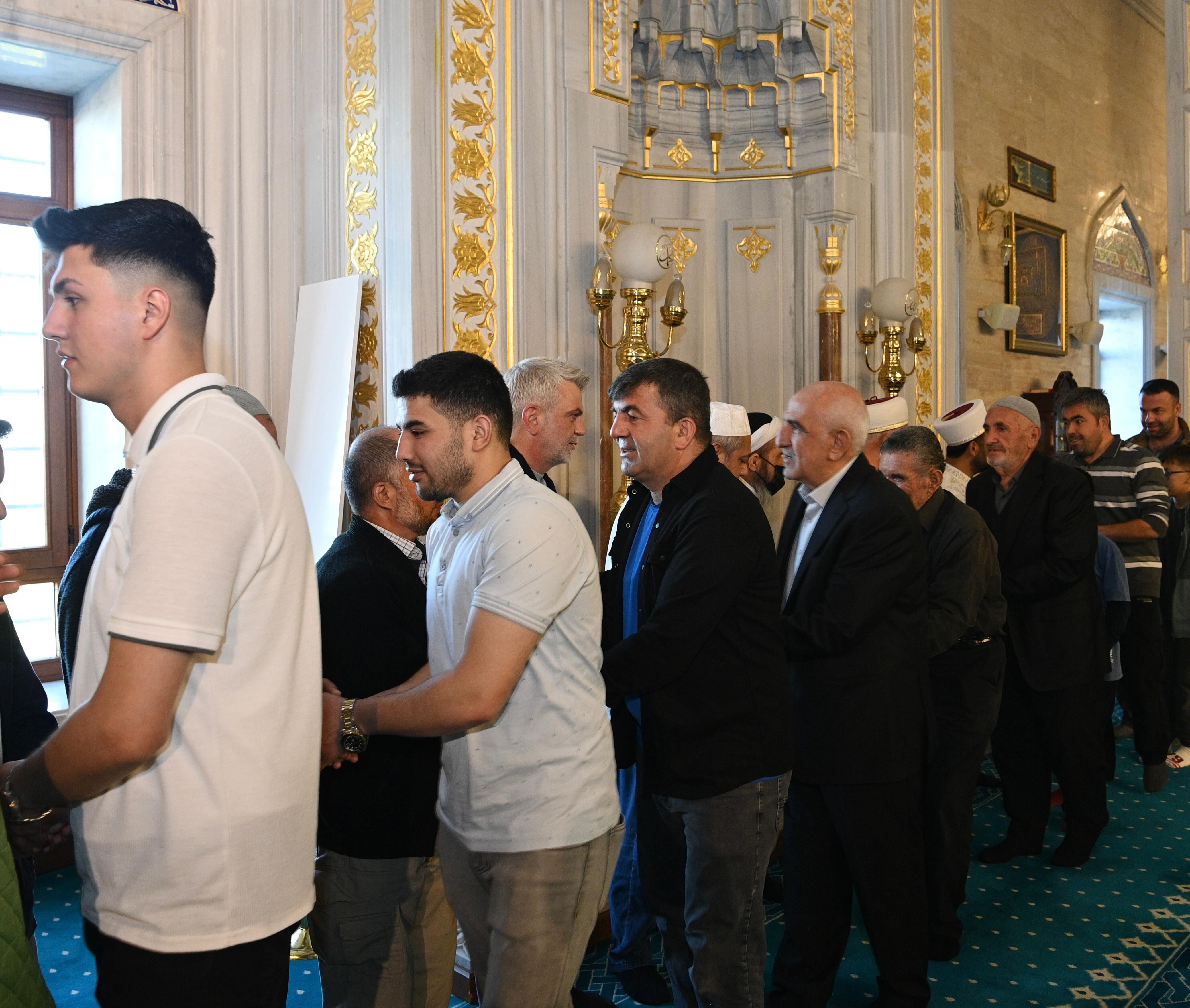 Başkan Görgel Abdülhamid Han Camii’nde Vatandaşlarla Bayramlaştı (2)