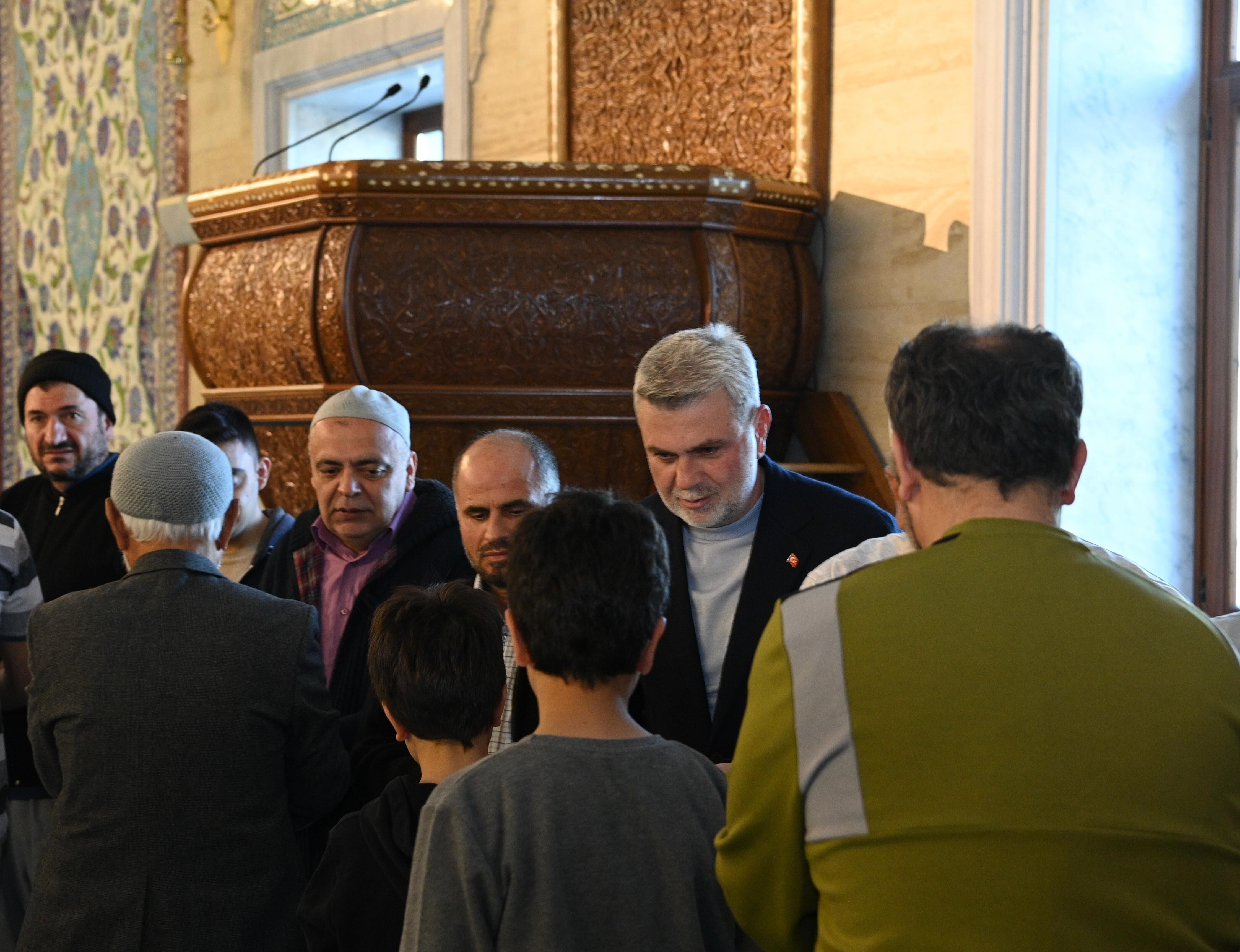 Başkan Görgel Abdülhamid Han Camii’nde Vatandaşlarla Bayramlaştı (3)
