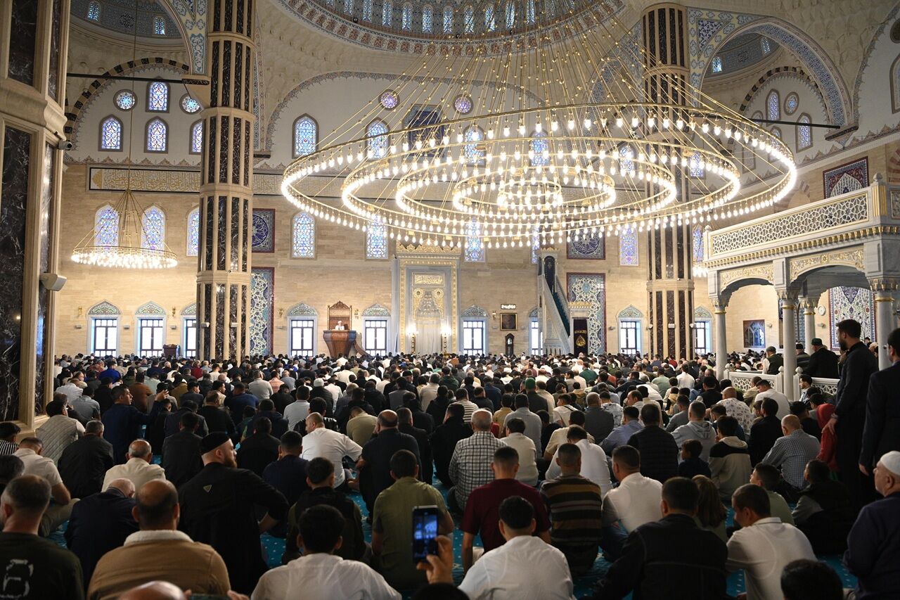 Başkan Görgel Abdülhamid Han Camii’nde Vatandaşlarla Bayramlaştı (5)