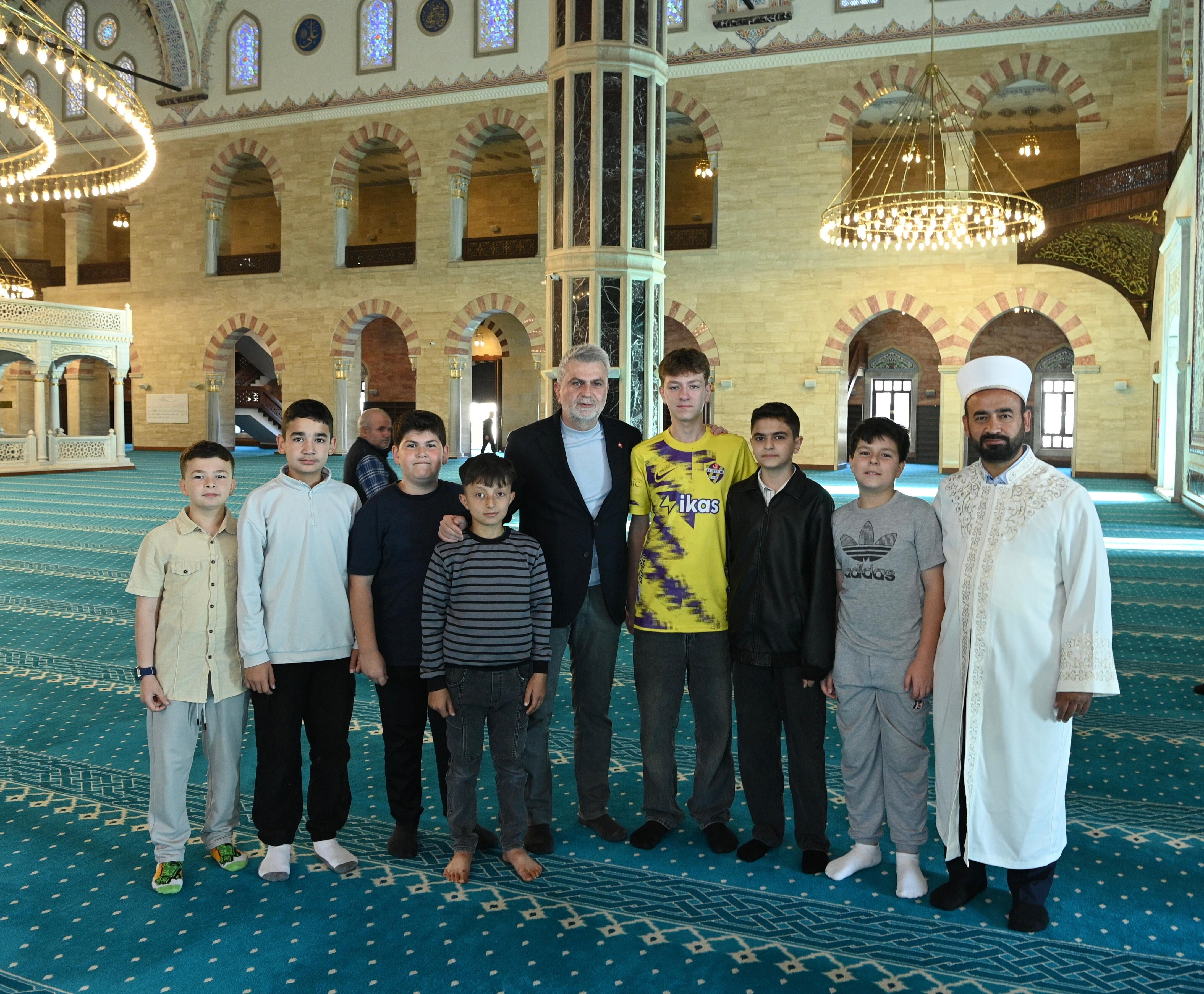 Başkan Görgel Abdülhamid Han Camii’nde Vatandaşlarla Bayramlaştı (6)