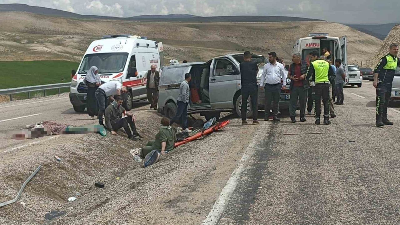 Bayram tatili yolunda kaza! Minibüs takla attı! Ölü ve yaralılar var