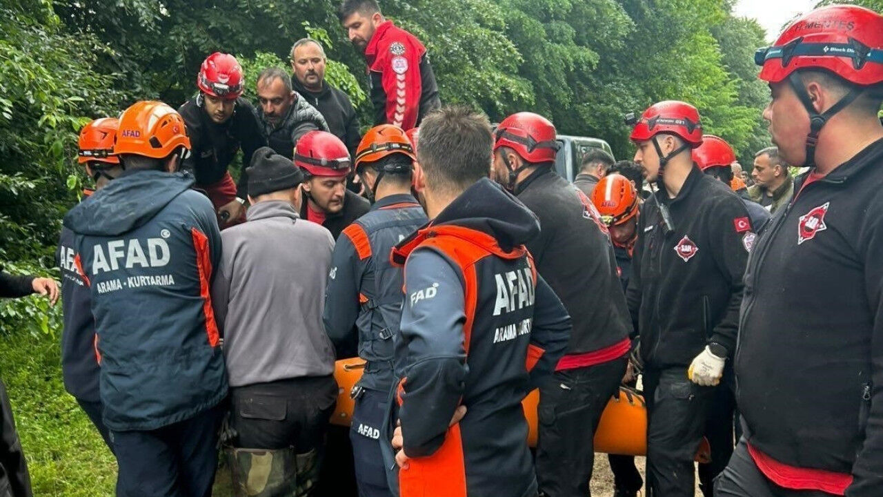 Bayram Ziyaretine Giderken Faciayla Karşılaştılar Anne Ve Oğul Derede Can Verdi (2)