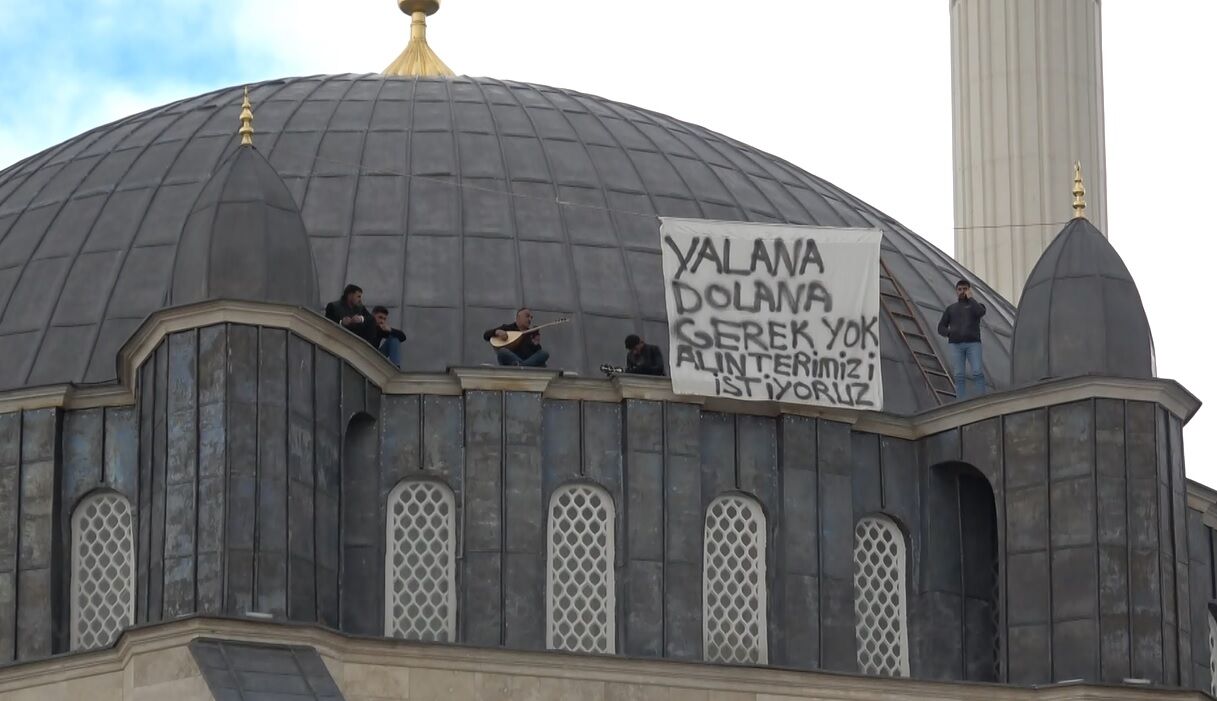 Caminin Kubbesinde Sazlı Türkülü Ücret Protestosu (1)