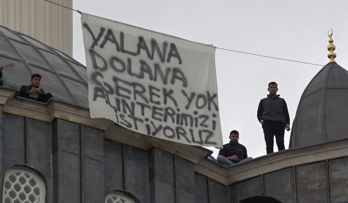 Caminin Kubbesinde Sazlı Türkülü Ücret Protestosu (2)