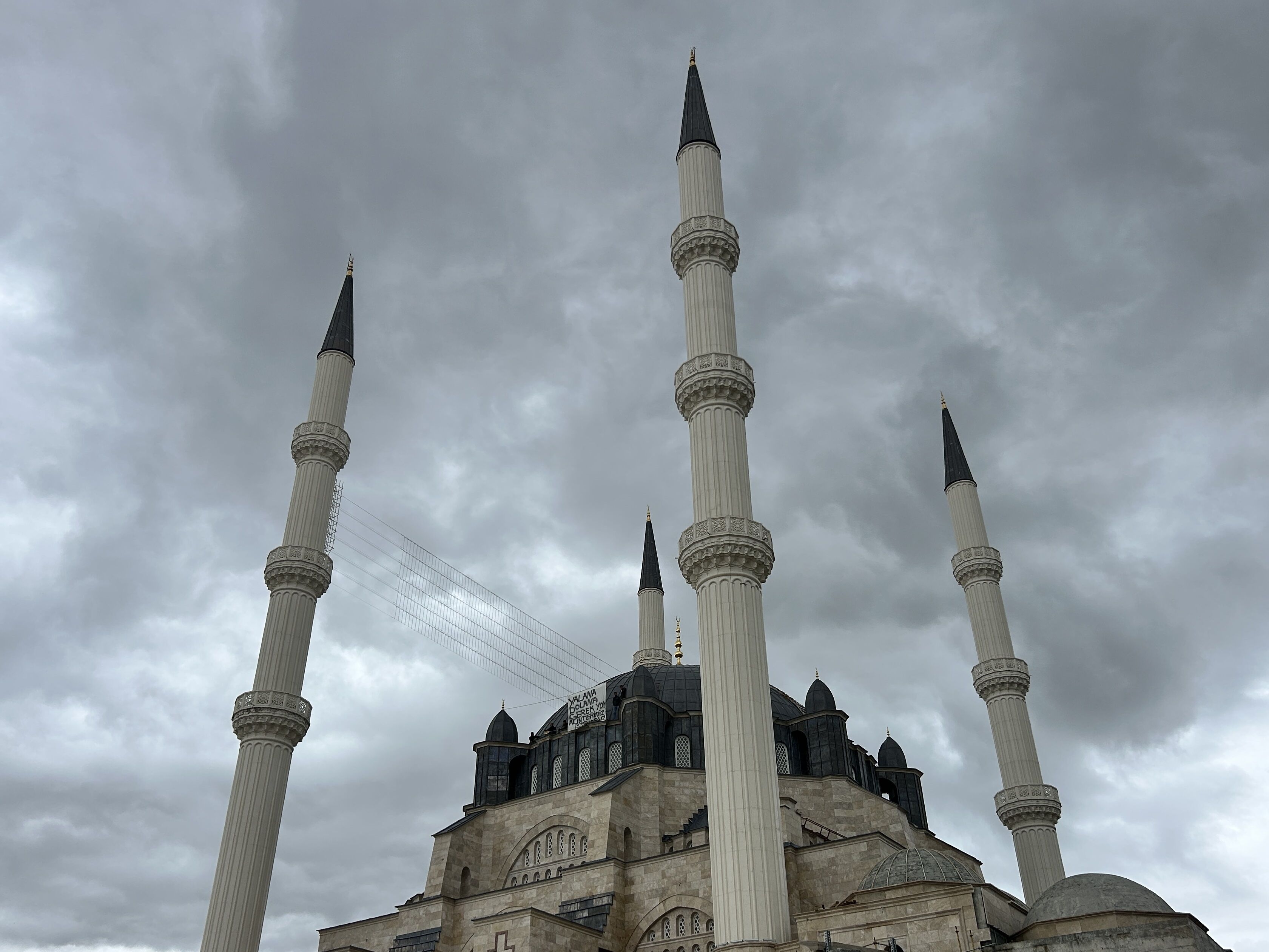 Caminin Kubbesinde Sazlı Türkülü Ücret Protestosu (5)
