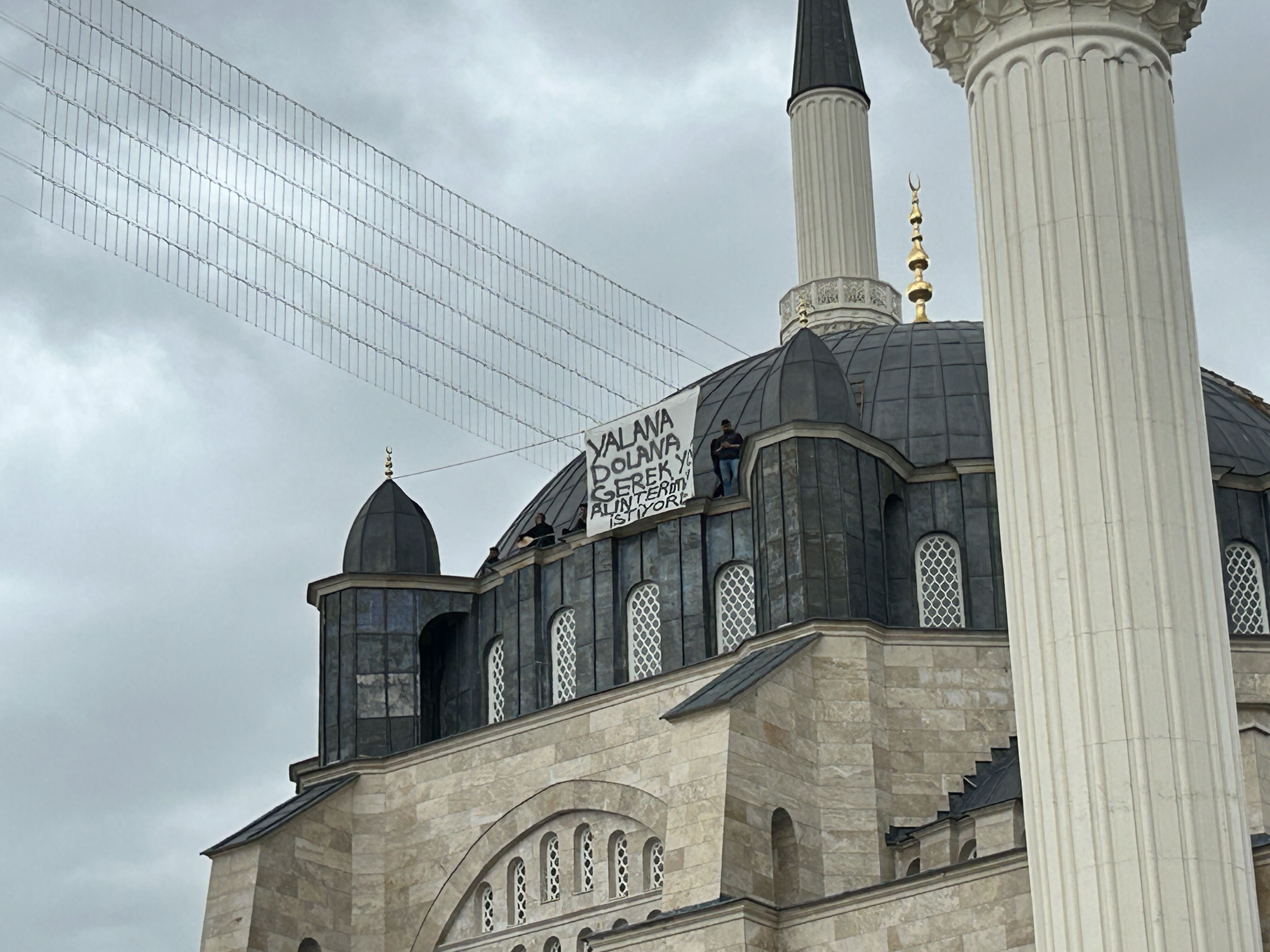 Caminin Kubbesinde Sazlı Türkülü Ücret Protestosu (6)