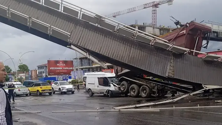 Damperi açık kalan kamyon üst geçide çarptı: 3 yaralı