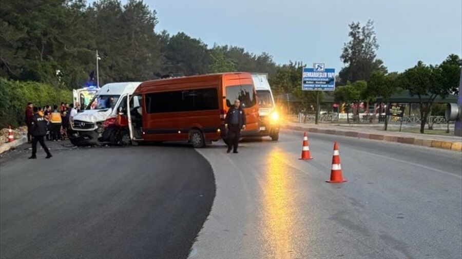 Antalya'da iki tur minibüsünün çarpıştığı kazada 13 turist yaralandı