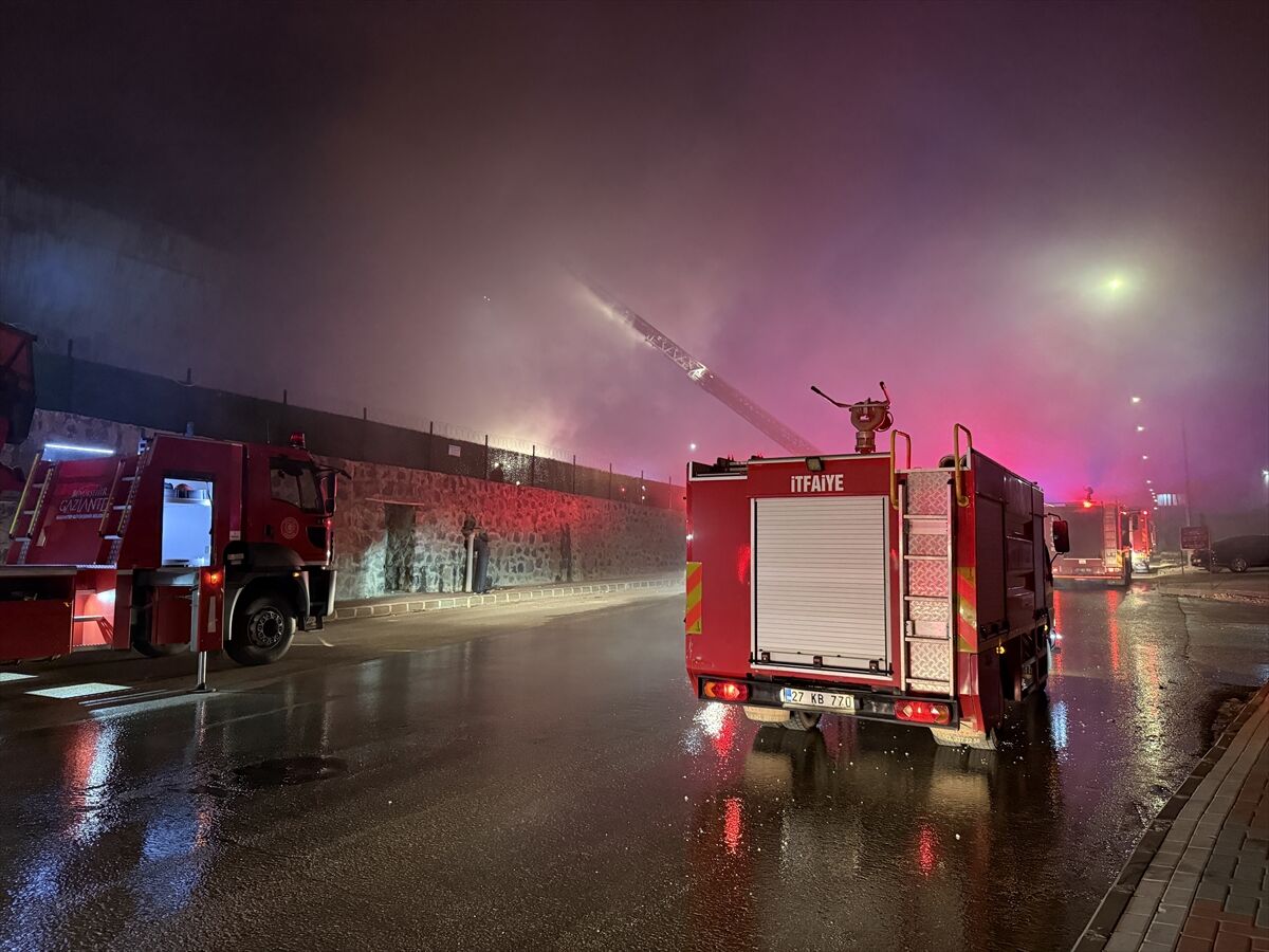 Gaziantep'te mobilya fabrikasından çıkan yangın kontrol altına alındı