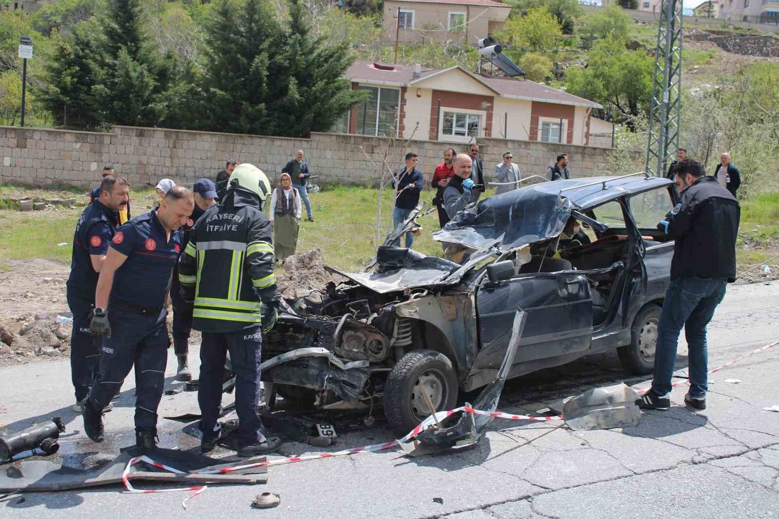 Feci Kaza! Otomobil Kamyonun Altına Girdi Anne Öldü, Çocuğu Ağır Yaralı (2)
