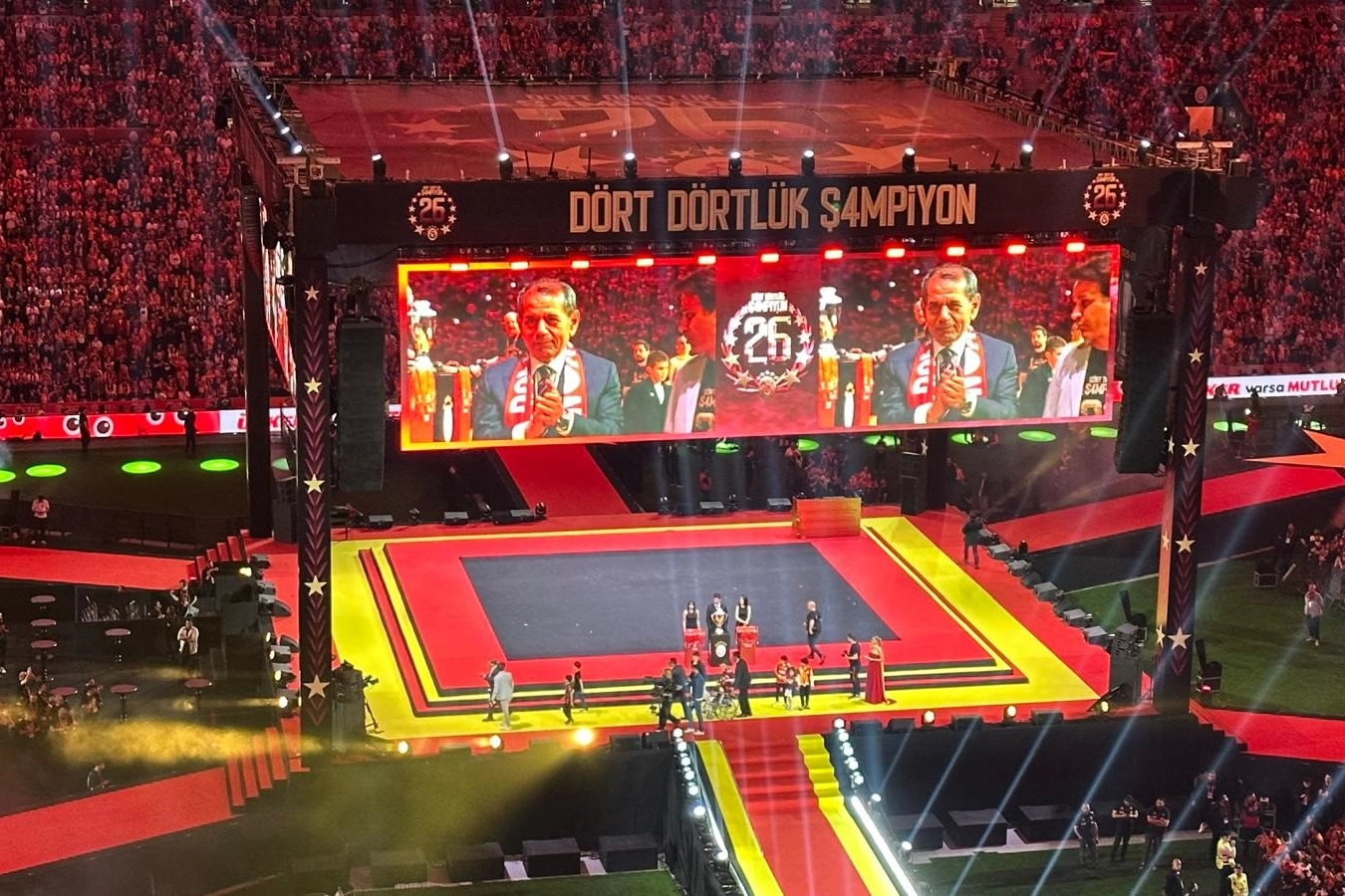 Galatasaray 26. Şampiyonluğunu Coşkuyla Kutladı Kupayı Kaldırdı (1)