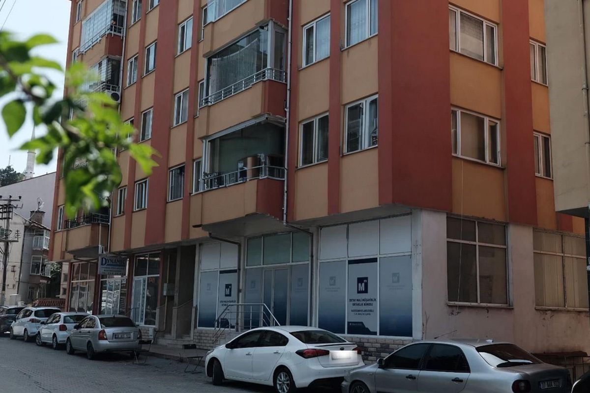 Genç kız, hocasının elinden kurtulmak için balkondan çıplak atladı