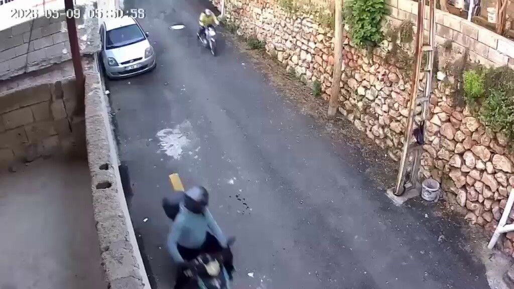 Güvenlik Kamerası Her Şeyi Kaydetti Binaya Tırmanıp Otomobil Çaldılar (2)