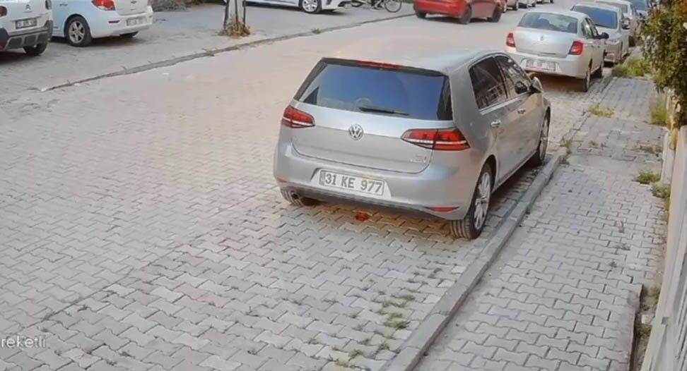 Güvenlik Kamerası Her Şeyi Kaydetti Binaya Tırmanıp Otomobil Çaldılar (6)