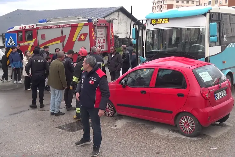 Halk Otobüsü Ile Otomobil Çarpıştı 5 Yaralı (3)