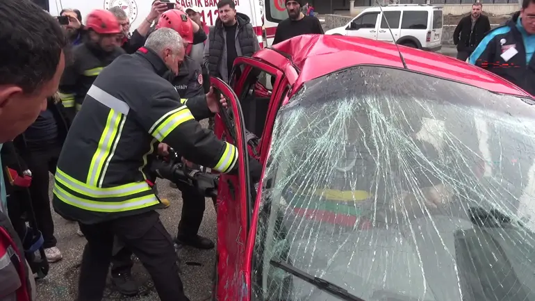 Halk Otobüsü Ile Otomobil Çarpıştı 5 Yaralı (4)