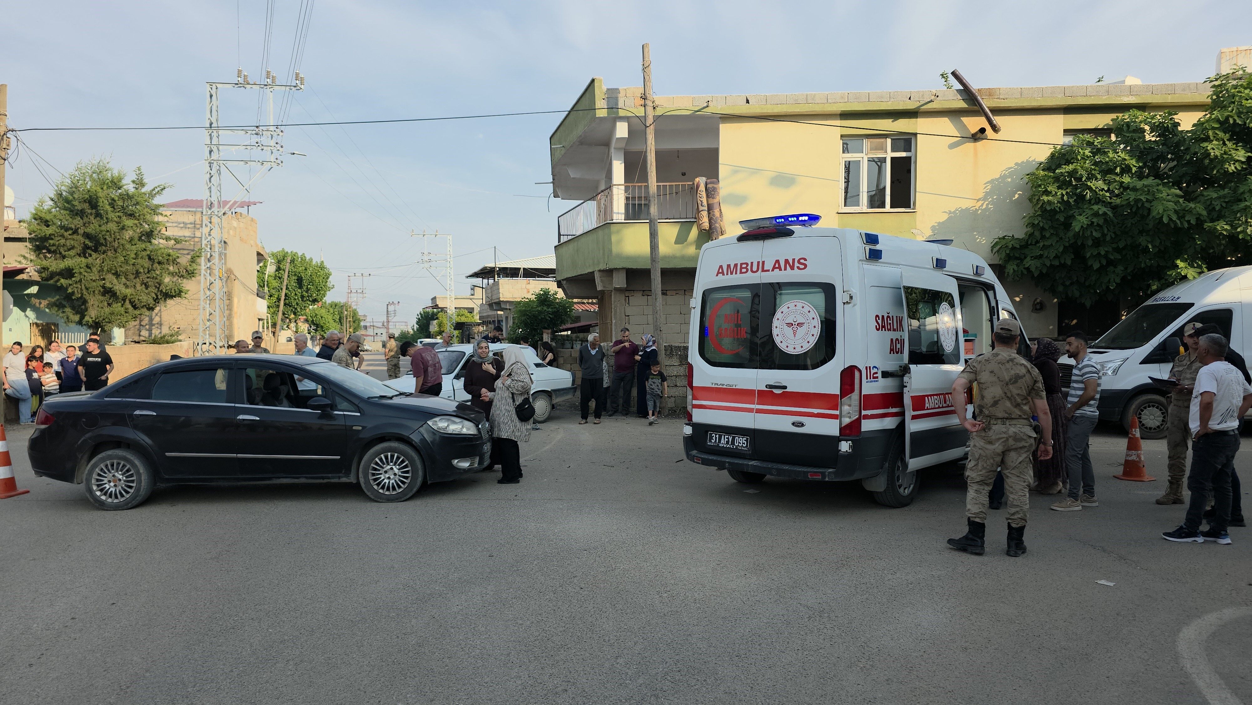 Hatay’da Iki Otomobil Çarpıştı Kaza Anı Kamerada (1)-1