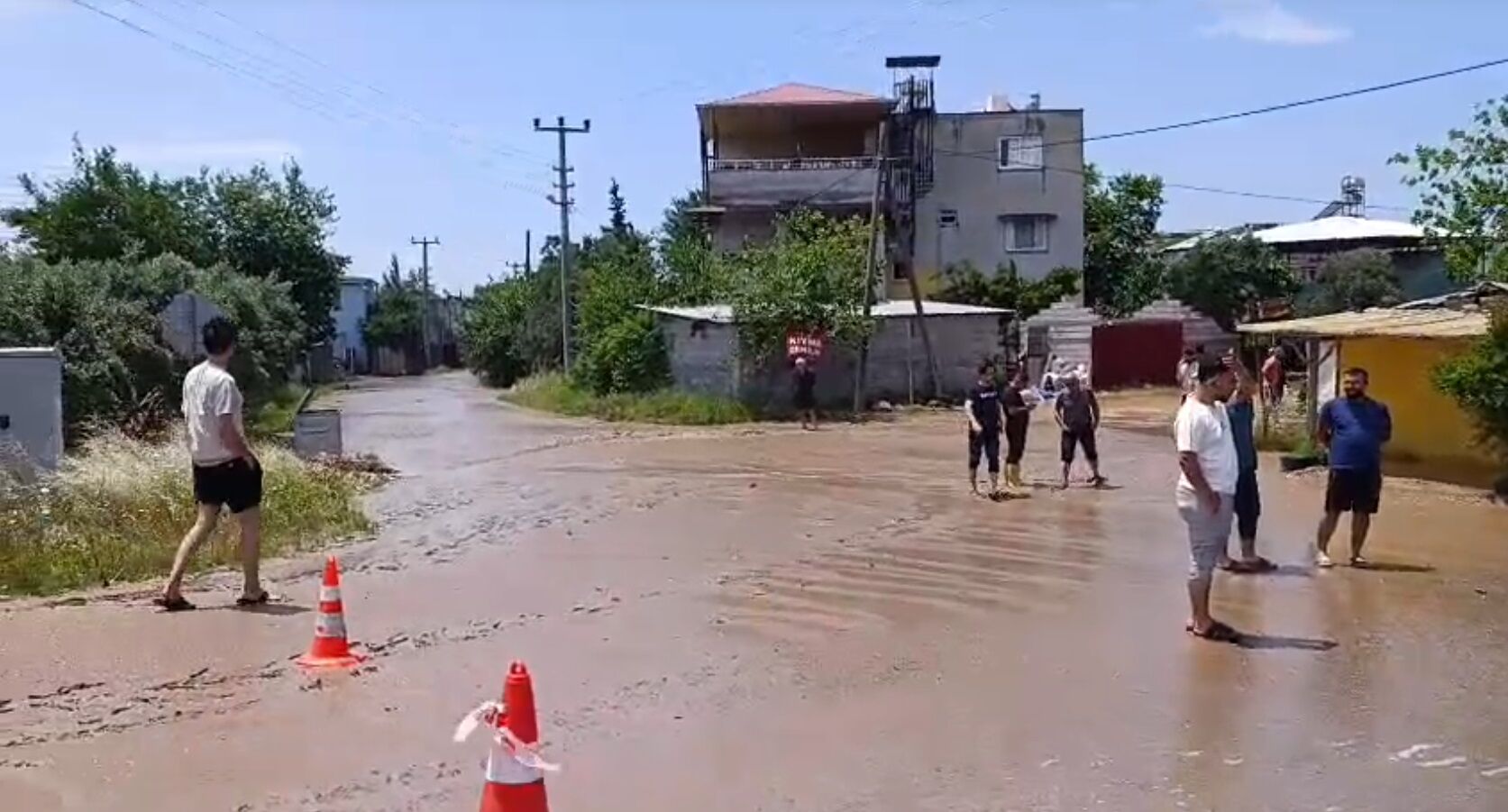 Hatay’da Sel Felaketi Araçlar Sürüklendi, Yollar Göle Döndü (2)