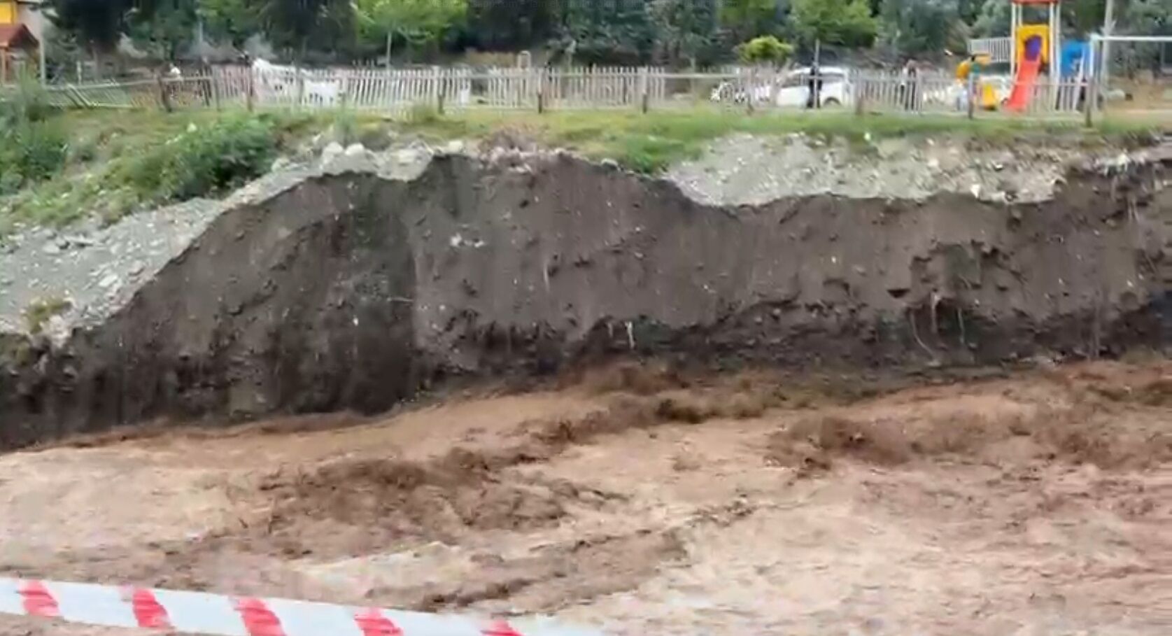 Hatay’da Sel Felaketi Araçlar Sürüklendi, Yollar Göle Döndü (3)