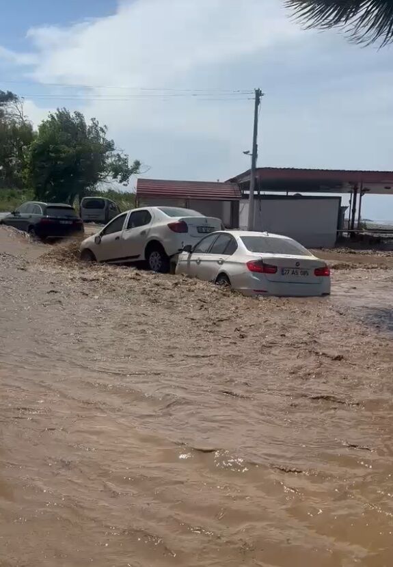 Hatay’da Sel Felaketi Araçlar Sürüklendi, Yollar Göle Döndü (4)