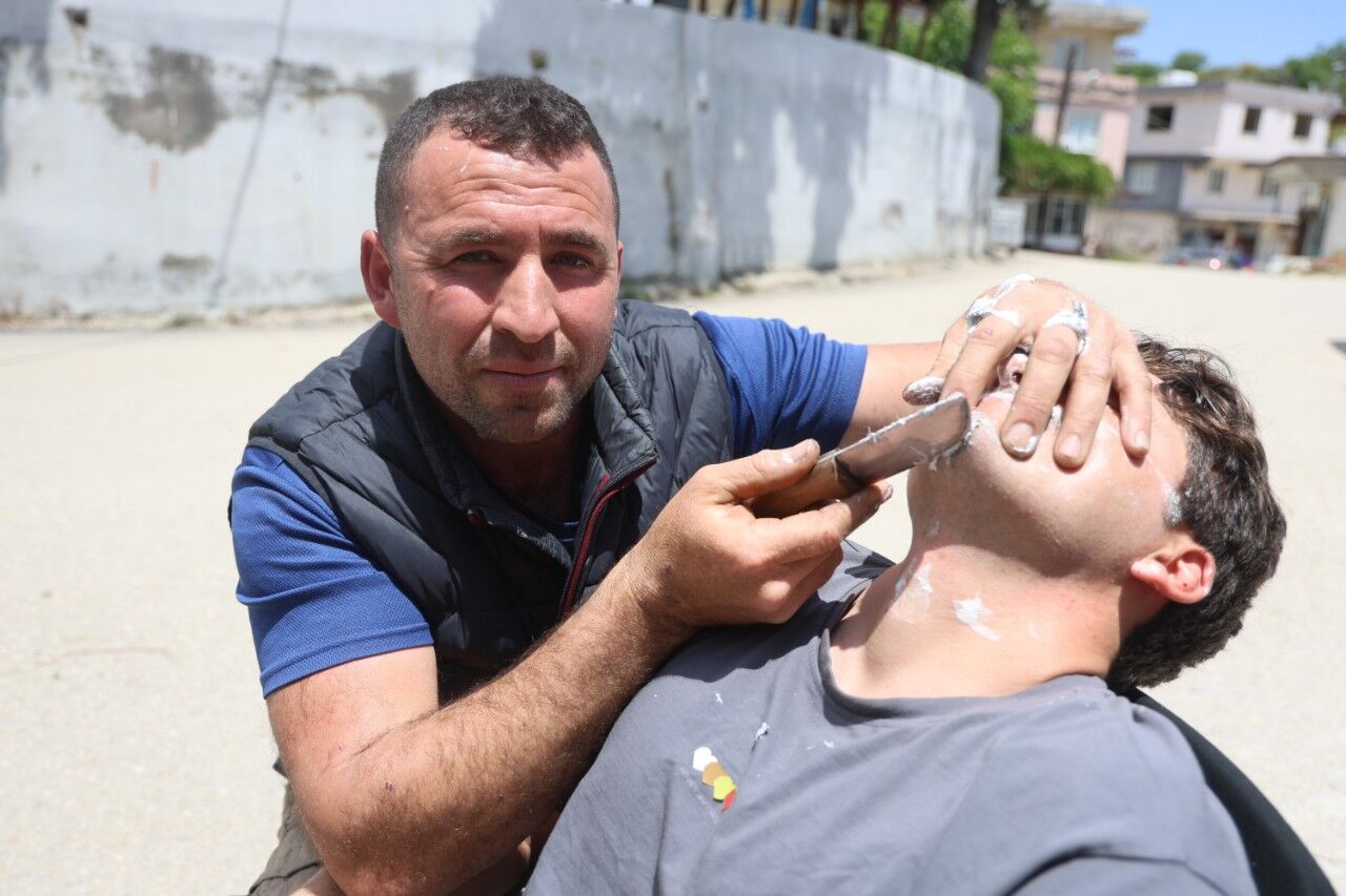 Hataylı Ustadan Inanılmaz Yöntem Bıçakla Tıraş Ediyor! (1)