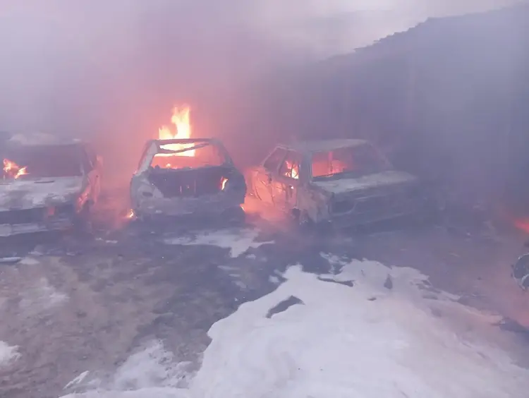 İşçilerin Kaldığı Konteynerler Ile Otoparkta Bulunan 8 Araç Yandı (3)