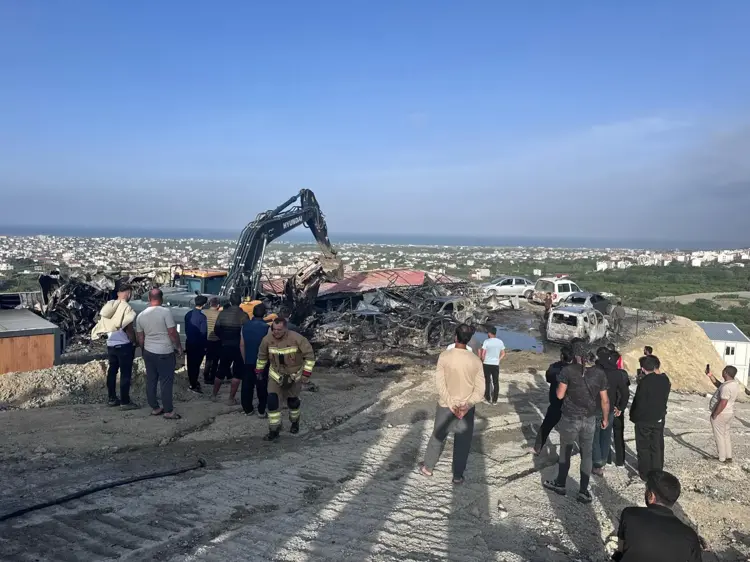 İşçilerin Kaldığı Konteynerler Ile Otoparkta Bulunan 8 Araç Yandı (4)