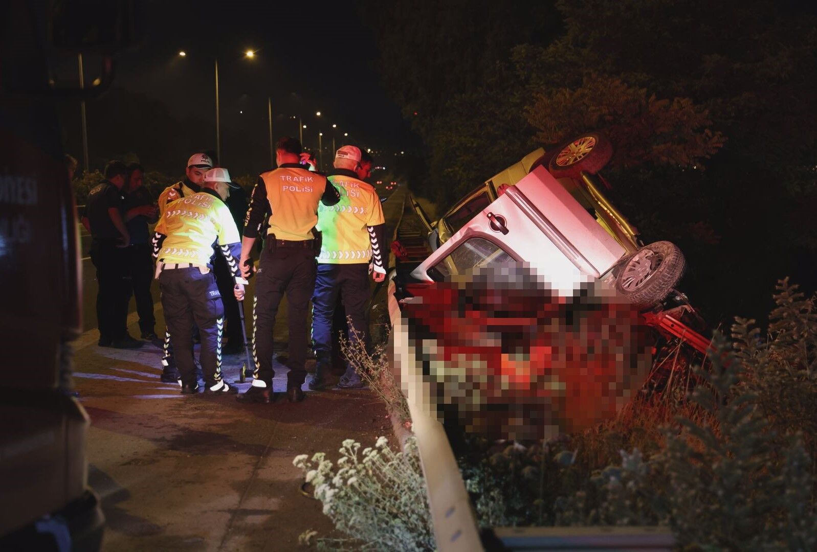 İzmir Çeşme Otoyolu’nda Feci Kaza! Takla Atan Araçtaki 2 Kişi Yaşamını Yitirdi (6)