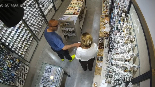 Kadın Çalışanın Karşısına Geçip Kendini Tatmin Etti-1