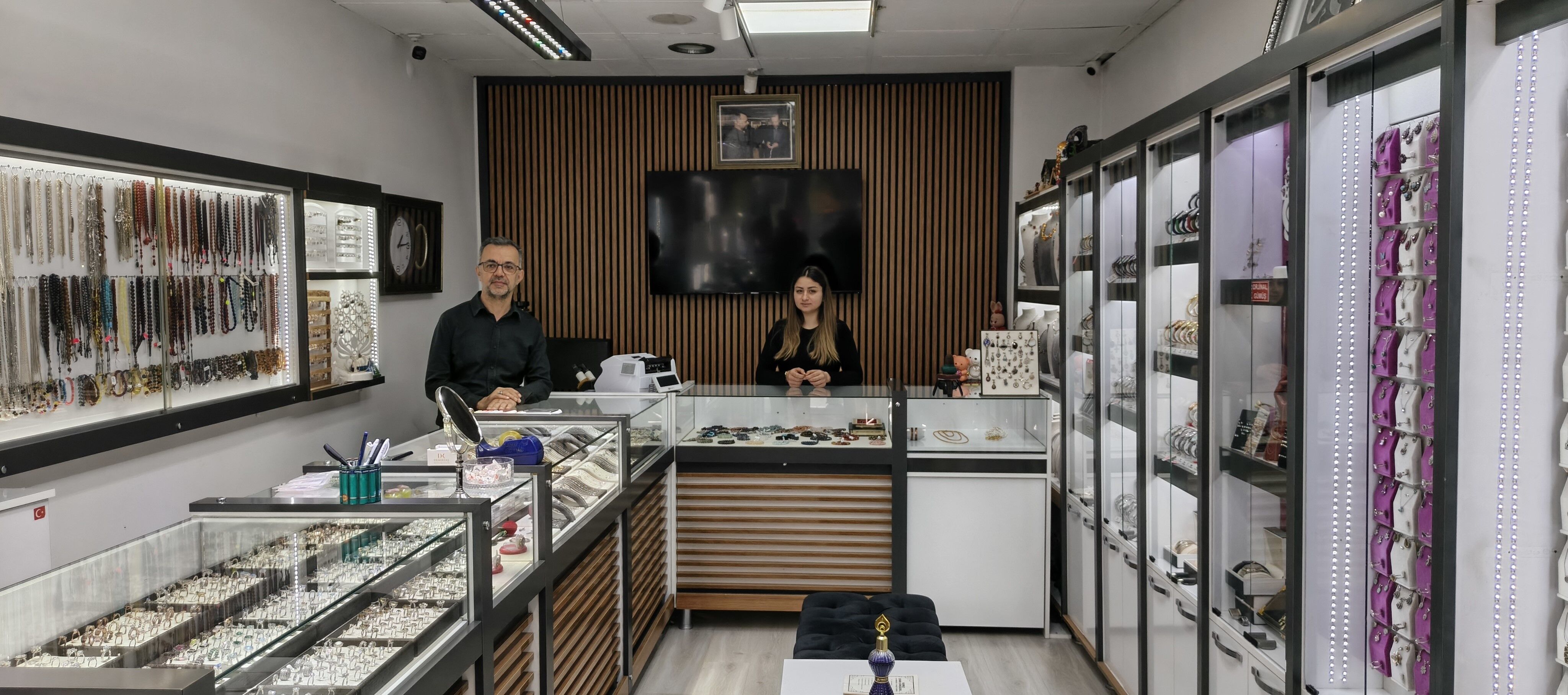 Kadın Hırsız Birini Satın Aldı, Diğerini Çaldı O Anlar Kamerada (3)