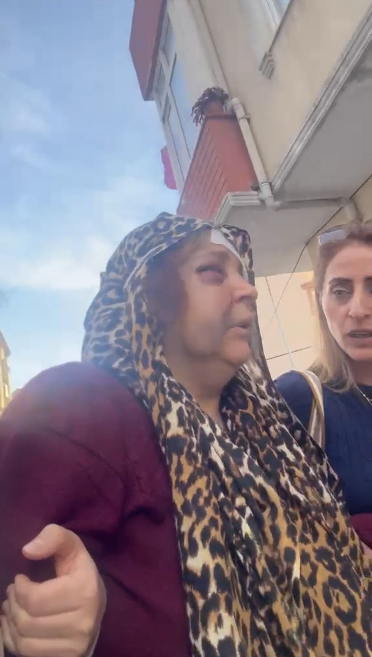 Kağıthane'de Kızını Silahla Vuran Damadını Öldüren Kayınvalideyi Mahalleli Karşıladı (3)