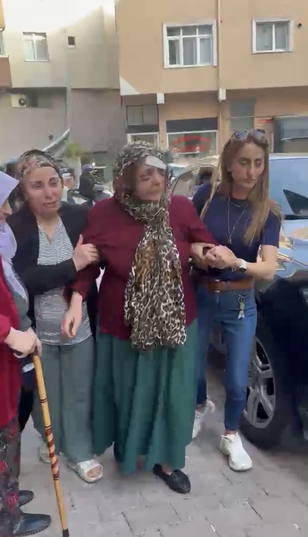 Kağıthane'de Kızını Silahla Vuran Damadını Öldüren Kayınvalideyi Mahalleli Karşıladı (4)