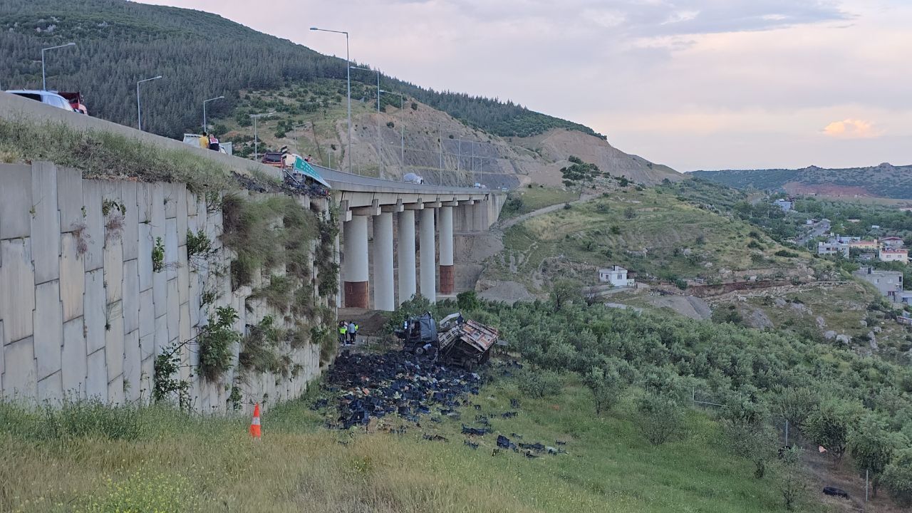 Kahramanmaraş yolunda tır viyadükten uçtu: 3 ölü, 3 yaralı