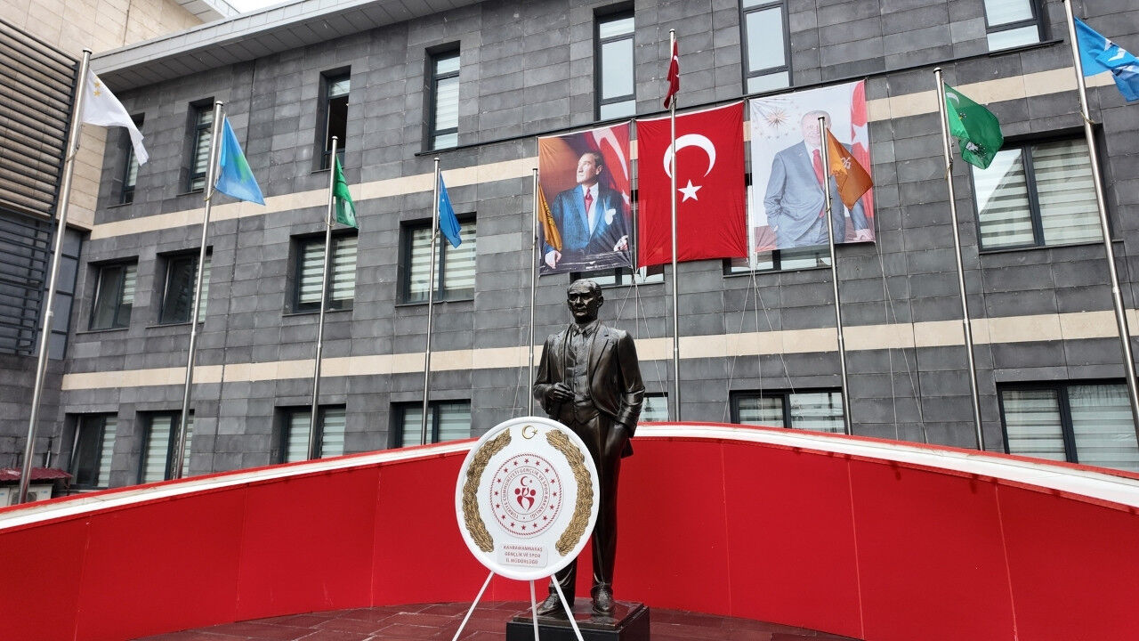 Kahramanmaraş’ta Atatürk Anıtı’na Çelenk Sunuldu, Kutlamalar Başladı (4)