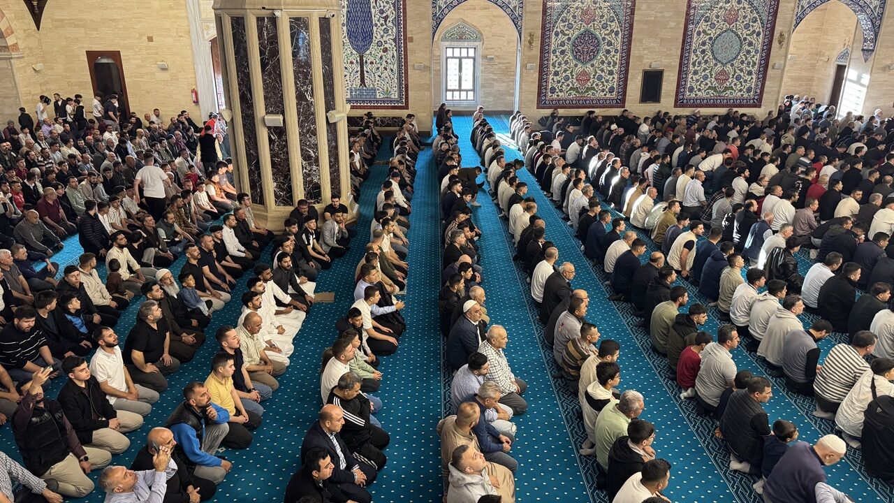 Kahramanmaraş’ta Bayram Coşkusu Abdulhamithan Camisi Doldu Taştı (3)