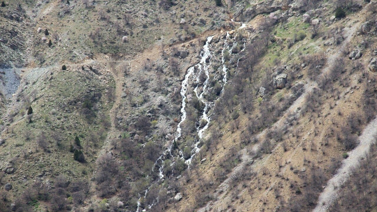 Kahramanmaraş'ta Eriyen Kar Suları 200 Metrelik Şelale Oluşturdu