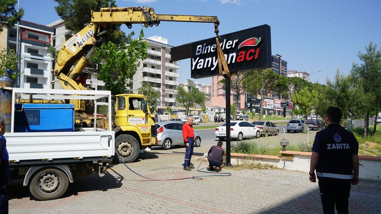 Kahramanmaraş’ta Görüntü Kirliliğine Neşter Reklam Totemleri Kaldırılıyor (3)