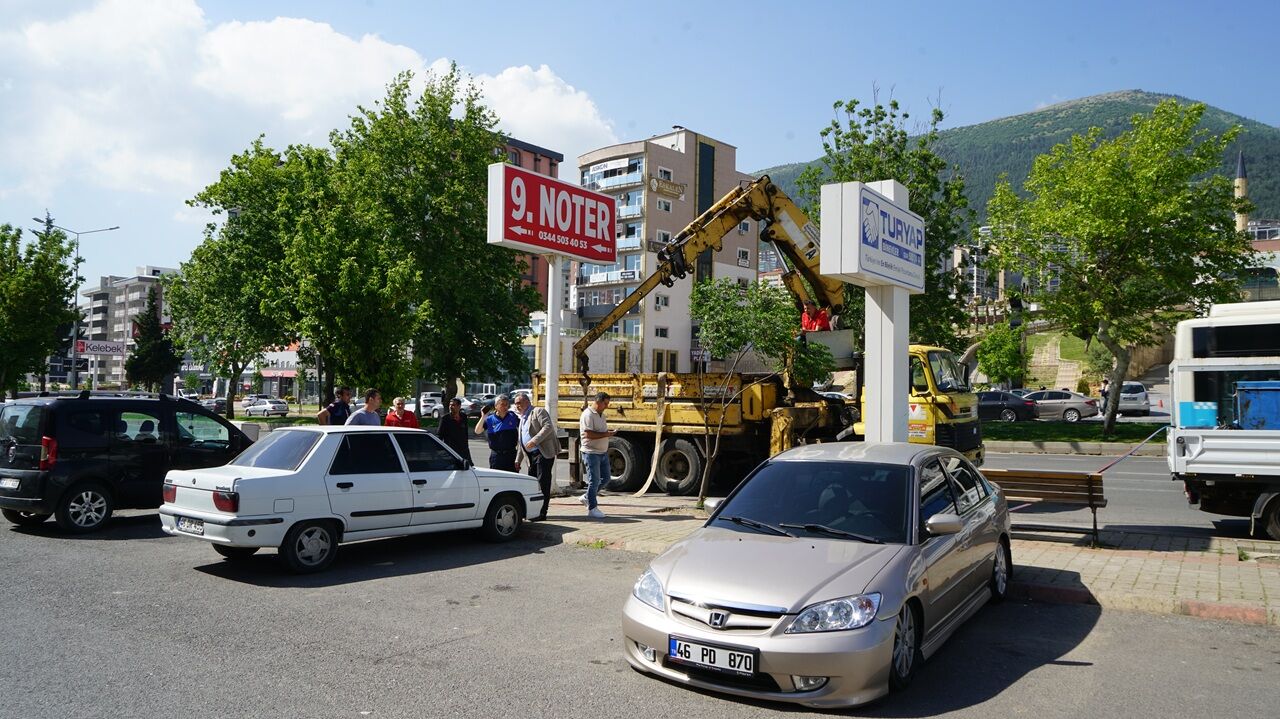 Kahramanmaraş’ta Görüntü Kirliliğine Neşter Reklam Totemleri Kaldırılıyor (5)-1