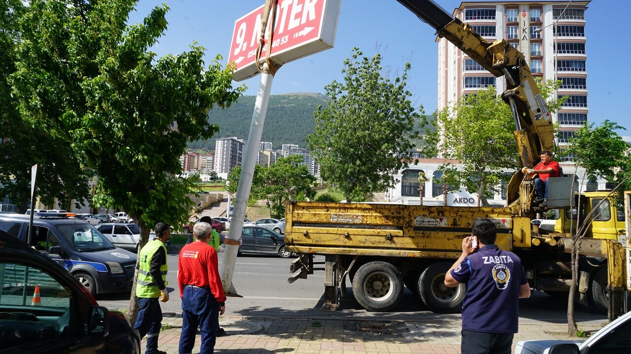 Kahramanmaraş’ta Görüntü Kirliliğine Neşter Reklam Totemleri Kaldırılıyor (9)